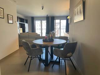 <p>APPARTEMENT MET TERRAS + AUTOSTAANPLAATS + KELDERBERGING.<br />Gelegen in het hart van Onze-Lieve-Vrouw-Waver, biedt dit appartement met zonnig terras en 1 inbegrepen autostaanplaats de perfecte combinatie van modern leven en comfort. Dit sfeervolle appartement, gebouwd in 2018, beschikt over twee ruime slaapkamers en een stijlvolle badkamer (douche en ligbad) die is ontworpen met oog voor detail. Het appartement is een uitstekende keuze voor iedereen die op zoek is naar een comfortabele en praktische woonsituatie in een rustige omgeving. De doordachte indeling van het appartement zorgt voor een optimale benutting van de ruimte en voldoende lichtinval in alle kamers. De moderne afwerking en de hoogwaardige materialen dragen bij aan een gevoel van luxe en welzijn. Ruime kelderberging op niveau -1. Diverse faciliteiten in de nabijheid. Hier ervaart u de voordelen van stadsleven zonder het drukke karakter, wat bijdraagt aan een aangename levensstijl binnen deze aantrekkelijke woonomgeving. EPC- score = label A. Huurwaarborg = 3 maanden. Beschikbaar = per 01/10/2026 of vroeger in onderling overleg met de uittredende huurder. Huurprijs = 950€/maand + 30€ gemeenschappelijke kosten. Voor meer info en/of een bezoek ter plaatse, contacteer Anne Raets (0471/57 12 13) of stuur een mail naar info@buro14.be</p>
