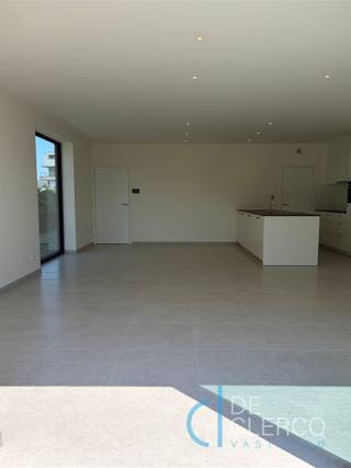 <p><span>Deze advertentie gaat over twee gloednieuwe halfopen huurwoningen nabij het centrum van Lochristi, gelegen in een rustige gezellige woonwijk.</span></p><p><span>De woning wordt betreden langs de inkomhal met nis voor vestiaire en gastentoilet. De royale leefruimte geeft langs alle hoeken zicht op de tuin en vormt een open geheel met de moderne ingerichte keuken, voorzien van alle hedendaagse toestellen. Naast de keuken ligt een ruime berging/wasplaats die ook bereikbaar is langs de inkom. Op het gelijkvloers is een polyvalente kamer aanwezig met tof zicht naar buiten wat een ideale sfeer creëert voor een aparte bureau, speelkamer of dressing. Op de eerste verdieping zijn er 3 slaapkamers aanwezig, een ingerichte badkamer met inloopdouche, ligbad en lavabomeubel én een apart toilet. De tweede verdieping beschikt over een grote vierde slaapkamer en tweede badkamer met inloopdouche en lavabo, ook hier is een apart toilet aanwezig. De tweede berging zorgt voor een optimale kans aan bergruimte. Verder genieten doet u in de volledig zongerichte tuin met terras, ook voorzien van tuinhuisje. Tot slot wordt de woonst aangevuld met een dubbele oprit waardoor u steeds zekerheid heeft over uw parkeerplaats.</span></p><p><span>Het huis is meteen instapklaar, volledig geschilderd en voorzien van verlichtingsarmaturen! Het uiterst gunstig EPC A is gegarandeerd door de performante isolatietechnieken, hoogrendementsglas en vloerverwarming met warmtepomp.</span></p><p><span>De maandelijkse huurprijs van deze instapklare nieuwbouwwoning bedraagt 1.750 euro en is vrij vanaf augustus. </span></p><p><span>Wordt u de allereerste inwoner van deze ruime, netjes afgewerkte woning in een fijne buurt? Maak nu uw afspraak via anais@vastgoed-dc.be. </span></p><p><span><i><strong><u>BEZOEKEN WORDEN INGEPLAND VANAF DE TWEEDE WEEK VAN AUGUSTUS. </u></strong></i></span></p>