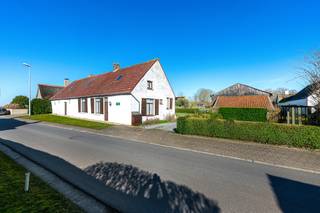 In het charmante Hoeke, vlakbij de idyllische Damse Vaart, bevindt zich deze authentieke hoeve op een royaal perceel van 2.587 m².De eigendom geniet...