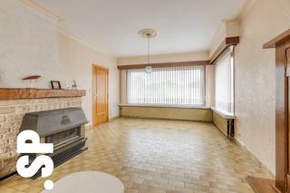 Karaktervolle woning met centrale ligging in Geel<br /><br />Deze gezinswoning verwelkomt je via een inkomhal die leidt naar een lichtrijke en aangename leefruimte voorts kom je uit in de keuken met eethoek van waaruit je de kelder kan betreden, wat zorgt voor extra opbergruimte. Voorts is er ook nog een berging met aansluiting voor de wasmachine hierna bevindt zich ook een badkamer met een bad en lavabo.<br /><br />De eerste verdieping telt 3 slaapkamers, alsook een badkamer met toilet, lavabo en douche.<br /><br />Buiten bevindt de garage/bergruimte. Verder beschikt de woning over een fijne tuin, centraal gelegen in Geel.<br /><br />EPC C: 202Kwh/m²<br /><br />Troeven:<br />- Centrale ligging in Geel, vlakbij het station<br />- Garage met opbergruimte<br />- Lichtrijke leefruimte<br />- 2 badkamers<br />- Karaktervolle woning<br /><br />Voor meer informatie of een bezoek ter plaatse, kan u contact opnemen met IMMO SP via 014 59 10 20 of mailen naar jill@immosp.be. Benieuwd naar de waarde van uw eigen woning? Vraag vrijblijvend een gratis verkoopanalyse aan – wij helpen u graag verder!