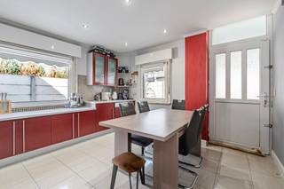 <p>Charmante halfopen woning in Strombeek-Bever met rustige ligging en vlotte verbindingen.</p><p> </p><p>Deze ruime woning uit 1934 combineert karakter met tal van mogelijkheden voor gezinnen of wie op zoek is naar extra ruimte. Dankzij de vier slaapkamers en twee badkamers is deze woning bijzonder geschikt voor kangoeroe wonen of een combinatie van wonen en werken. De rustige ligging in Strombeek-Bever zorgt voor aangenaam wooncomfort, terwijl scholen, openbaar vervoer en belangrijke invalswegen zich vlakbij bevinden. De praktische indeling biedt veel potentieel om de woning verder naar eigen smaak in te richten. Een interessante opportuniteit voor wie een ruim huis wil kopen op een goed bereikbare locatie in Vlaams-Brabant.</p><p> </p><p>Belangrijkste ruimtes:</p><p>• Ruime woonkamer met veel mogelijkheden voor een gezellige leefruimte</p><p>• Functionele keuken met aansluitend praktische circulatie</p><p>• 4 slaapkamers geschikt voor gezinnen, hobbyruimte of bureau</p><p>• 2 badkamers voor extra comfort en flexibiliteit</p><p>• Garage met handige bergruimte en parkeermogelijkheid</p><p> </p><p>Troeven:</p><p>• Rustige ligging nabij scholen, openbaar vervoer en winkels</p><p>• Ruime woning met mogelijkheid tot kangoeroe wonen</p><p>• Vlotte verbinding via nabijgelegen invalswegen</p><p> </p><p>Neem vandaag nog contact op met je makelaar voor een bezoek.</p><p> </p><p>JOUW DROOMHUIS. ZO GEVONDEN!</p>