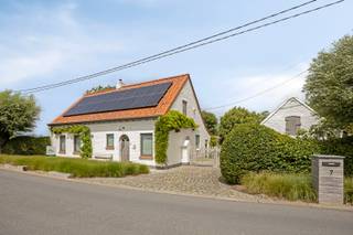 Te Nieuwkapelle, nabij Diksmuide, bieden we u deze landelijk gelegen eigendom aan. De charmante woonst "Witte Olifant" werd in 2018-2019 grondig...
