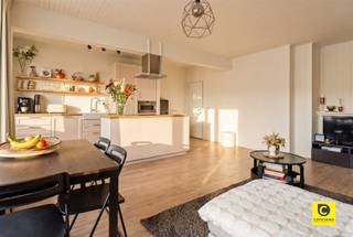 <p><span>Lichtrijk appartement met panoramisch skyline-zicht in Berchem</span></p><p><span>Wonen met de stad aan uw voeten? Op de tiende verdieping van een uitstekend onderhouden gebouw aan de begeerde, residentiële Fruithoflaan, vindt u dit instapklare en energiezuinige appartement. Met twee slaapkamer en een uitzicht dat nooit verveelt, biedt dit pand de perfecte balans tussen rus en stedelijke bereikbaarheid. U woont hier in een rustige buurt met winkels, scholen, sportfaciliteiten en openbaar vervoer op amper 350 meter wandelen. Dankzij de uitstekende verbinding met de belangrijkste invalswegen bent u altijd vlot op weg. Kortom: rustig wonen met alle troeven van de stad binnen handbereik.</span></p><p><span> </span></p><p><span>Licht overgoten leefruimte en open keuken</span></p><p><span>Bij binnenkomst wordt u direct verwelkomd door een zee van licht. De open leefruimte profiteert optimaal van de grote raampartijen, wat zorgt voor een ruimtelijk en luchtig gevoel. De strakke, volledig uitgeruste keuken is een droom voor elke hobbykok: niet alleen een visuele eyecatcher, maar ook uiterst functioneel dankzij het grote werkblad en de kwalitatieve inbouwtoestellen.</span></p><p><span> </span></p><p><span>Comfort en rust</span></p><p><span>Aan de achterzijde bieden de twee slaapkamers (ca. 12 m² en 10 m²) een rustig toevluchtsoord, beide smaakvol afgewerkt met een mooie parketvloer. De moderne badkamer is voorzien van een stijlvol wastafelmeubel en een comfortabele inloopdouche. In de badkamer is ook een handige nis voorzien voor een wasmachine en droogkast. Het aparte toilet in de hal verhoogt het dagelijkse gebruiksgemak.</span></p><p><span> </span></p><p><span>Het ultieme buitenleven: terras met skyline-view</span></p><p><span>Het absolute pronkstuk van dit appartement is zonder twijfel het riante, oostgerichte terras van ca. 17 m². Hier geniet u in alle rust van uw koffie met een prachtig groen zicht over het park en een uniek panoramisch uitzicht op de iconische skyline van Antwerpen.</span></p><p><span> </span></p><p><span>Extra troeven:</span></p><p><span>- Elektriciteit is volledig conform (AREI).</span></p><p><span>- Panoramisch zicht op de stad én het groen.</span></p><p><span>- Groot oostgericht terras van ca. 17 m².</span></p><p><span>- Energiezuinig wonen met een gunstig EPC-label B.</span></p><p><span>- Inclusief private kelder en gemeenschappelijke fietsenberging.</span></p><p><span> </span></p><p><span>Bent u klaar om te genieten van dit fenomenale uitzicht? Plan snel uw bezoek en laat u verrassen door de ruimte en het licht!</span></p>