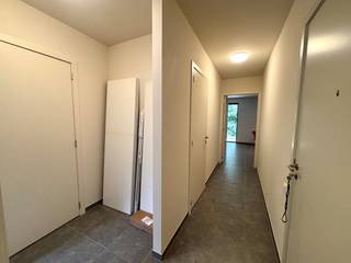 Ben je op zoek naar een perfect onderhouden, comfortabel appartement op een toplocatie? Zoek niet verder!Dit prachtige appartement is voorzien van alle hedendaagse comfort en blinkt uit in licht en ruimte. De absolute kers op de taart? Vanuit zowel de keuken als de gezellige woonkamer geniet je van een prachtig, rustgevend groen uitzicht. Een heerlijke plek om thuis te komen!Je geniet hier van het beste van twee werelden. Het bruisende centrum van Hasselt én de grote ring zijn vlot en snel bereikbaar. Ideaal voor wie houdt van een uitstekende verbinding, maar toch rustig wil wonen.Indeling:Verdiep +1:- inkomhal- woonkamer- open keuken- terras- berging- 2 slaapkamers- badkamer- toiletVerdiep -1:- kelderberging- autostaanplaats- fietsenberging (gemeenschappelijk)De snelste manier om een bezoek te brengen aan dit appartement? Vraag je bezoek aan via de rode knop op onze website (www.dewaele.com).Telefonisch kunnen er geen afspraken gemaakt worden. Bij andere vragen kun je ons telefonisch contacteren via 011 30 50 50.Tot binnenkort