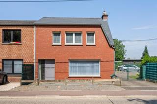 <p><span>Te moderniseren gezinswoning met 3 slaapkamers en aangename tuin te Baal</span></p><p><span>Deze halfopen gezinswoning, gelegen op een perceel van 535 m², biedt dankzij haar praktische indeling, aangename buitenruimte en diverse mogelijkheden heel wat potentieel voor wie op zoek is naar een woning die volledig naar eigen smaak kan worden gemoderniseerd.</span></p><p><span>Op het gelijkvloers beschikt de woning over een lichtrijke leefruimte met aansluitend de keuken. Verder is er voldoende praktische bergruimte aanwezig. Op de verdieping geeft de nachthal toegang tot 3 slaapkamers en een bijkomende berging, die eventueel kan worden omgevormd tot badkamer.</span></p><p><span>Ook buiten heeft deze woning heel wat te bieden. De ruime oprit en garage zorgen voor voldoende parkeergelegenheid. Aansluitend aan de woning bevindt zich een aangename tuin waar het heerlijk vertoeven is. Daarnaast is er een aparte moestuin, ideaal voor wie graag zelf groenten en kruiden kweekt of zijn groene vingers de vrije loop laat.</span></p><p><span>Doorheen de jaren werden reeds verschillende isolerende verbeteringswerken uitgevoerd. Hierdoor beschikt de woning over een gunstig EPC en is de renovatieverplichting niet van toepassing.</span></p><p><span>Ook de ligging vormt een mooie troef. Scholen en winkels bevinden zich op korte afstand, terwijl belangrijke verbindingswegen vlot bereikbaar zijn.</span></p><p><span>Kortom, een interessante gezinswoning met een goede basis, een aangename buitenruimte en tal van mogelijkheden om er een hedendaagse thuis van te maken.</span></p><p><span>Benieuwd naar het potentieel van deze woning? Ontdek ze ter plaatse en plan uw bezoek via 015 755 444 of <span>info@immovercammen.be</span></span><span>.</span></p><p><span> </span></p>