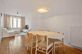 Op een toplocatie in hartje Antwerpen bevindt zich dit lichtrijke gelijkvloerse appartement met 1 slaapkamers en een zonnig zuid gerichte stadstuin (25m2). Dankzij de centrale ligging geniet u van een uitstekende bereikbaarheid, terwijl winkels, scholen, horecazaken en openbaar vervoer zich op wandelafstand bevinden.<br /><br />Via de gemeenchappelijke charmante inkomhal betreden we het appartement. De ruime en lichtrijke leefruimte biedt voldoende plaats voor een gezellige zithoek en een aparte eetruimte. De open keuken sluit naadloos aan op de leefruimte en is uitgerust met kwalitatieve toestellen. Zowel de keuken als de eetkamer geven uit op een aangenaam zuid gerichte stadstuin van 25m2. Hier kan u genieten in alle rust van het mooie weer. Aansluitend bevindt zich de ruime slaapkamer met naastgelegen de stijlvolle badkamer, ingericht met een inloopdouche,wastafel en ruimte voor wasmachine.<br /><br />Dit instapklare appartement werd volledig gerenoveerd in 2021. Het EPC is gunstig C (288kwh/m2 jaar) ,volledig asbestvrij en de electriciteit is conform. Tevens ideaal als opbrengsteigendom met top rendement.<br /><br /><br />Dit is een uitstekende opportuniteit als u op zoek bent naar een lichtrijk appartement met 1 slaapkamers en zonnige stadstuin te Antwerpen. Contacteer ons voor meer informatie op 0473 38 29 40 of via info@boonstravastgoed.be.<br /><br />Bijzonderheden:<br />- Hartje Antwerpen<br />- Zonnige stadstuin<br />- Gunstig EPC C - 288 kwh/ m2 jaar