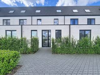 Ontdek dit prachtige nieuwbouwappartement met twee slaapkamers en een zuidgericht terras, gelegen in het bruisende Sint-Andries! Dit moderne appartement biedt niet alleen een stijlvolle en comfortabele leefruimte, maar bevindt zich ook op een ideale locatie, omringd door een scala aan voorzieningen. Geniet van het gemak van winkels, openbaar vervoer, scholen en een snelle verbinding met de autosnelwegen, allemaal binnen handbereik. Bovendien is dit appartement energiezuinig ontworpen, waardoor je niet alleen geniet van een comfortabel thuis, maar ook bijdraagt aan een duurzame toekomst. Deze woning belooft een perfecte combinatie van hedendaags wonen en ultiem gemak. Mis deze kans niet om jouw ideale thuis te vinden!Indeling:1°V.: inkom met apart toilet - woonkamer (27 m²) met open keuken (7 m²) voorzien van keramische kookplaat, combi oven, frigo, vaatwasser en dubbele spoelbak - berging (3 m²) met aansluiting voor de wasmachine - badkamer (4 m²) voorzien douche en enkele lavabo - 2 slaapkamers (11 m² - 9 m²) - zuid gericht terras (5 m²)-1°V.: afgesloten garagebox (20 m²)Algemeen: - Huurprijs: € 950,00/maand incl. Garagebox - Provisie gemeenschappelijke kosten: € 65,00/maand - Beschikbaar vanaf 01/08/2026