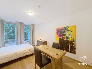 <p><strong>SINT-GILLIS – Ideaal gelegen op een steenworp van het Stefaniaplein en de Louizalaan, in de directe nabijheid van talrijke winkels, restaurants en openbaar vervoer, BEMEUBELDE studio van ±28m² bewoonbare oppervlakte gelegen op de 3e verdieping. De studio bestaat uit een inkomhal met opbergkast, een lichte leefruimte van ±17,5m², een open keuken (kookplaat, dampkap, koelkast, wastafel) en een douchekamer (douche, toilet, wastafel). Het gebouw beschikt eveneens over een gemeenschappelijke wasruimte. Provisie voor lasten van € 110/maand (koud water, gemeenschappelijke delen). EPC F! Onmiddellijk beschikbaar. Afmetingen worden ter indicatie gegeven.</strong></p>
<p></p>
<p><u>Op de 3<sup>e</sup> verdieping:</u></p>
<ul>
<li>Inkomhal met opbergkast</li>
<li>Leefruimte van ±17,5m² (3,4 x 5,1)</li>
<li>Open keuken (kookplaat, dampkap, koelkast, wastafel)</li>
<li>Douchekamer (douche, toilet, wastafel)</li>
</ul>
<p></p>
<p>Gemeenschappelijke wasruimte</p>