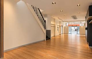 <h3><span><strong>242 m² commercieel potentieel in hartje Herentals</strong></span></h3><p><span>Midden in de Zandstraat vind je een handelspand waar je beneden niet eerst maanden hoeft te verbouwen voor je kan beginnen. <strong>Instapklaar, ruim en met een uitstraling die er meteen staat.</strong></span></p><p><span>Het gelijkvloers trekt je naar binnen met een brede etalage en loopt vervolgens verrassend diep door. Een warme houten vloer, strakke witte toonbank, ingebouwde presentatierekken en een open indeling maken er een commerciële ruimte van die vandaag al werkt. Boutique, showroom, kantoor of een eigen concept: de ruimte laat zich makkelijk aanpassen zonder haar karakter te verliezen.</span></p><p><span>In totaal beschikt het pand over circa <strong>242 m²</strong>. Op de bovenverdiepingen liggen nog verschillende ruimtes die een grondige renovatie vragen. Daar zit tegelijk heel wat potentieel: je krijgt de vrijheid om ze opnieuw in te delen en volledig naar eigen hand te zetten.</span></p><p><span>Achteraan wacht nog een mooie extra: een <strong>zuidgerichte tuin</strong>. Een onverwachte buitenruimte midden in het centrum, die het geheel net dat beetje meer geeft.</span></p><p><span>De locatie doet de rest. <strong>Zandstraat, hartje Herentals</strong>, vlak bij de Grote Markt, omringd door winkels en met passage voor de deur.</span></p><p><span><strong>Vraagprijs: €250.000</strong></span></p><p><span>Rechtstreeks te koop van eigenaar.</span><br /><span>Een kijkje komen nemen? Bel <strong>0456 83 87 68</strong> voor een bezichtiging.</span></p>