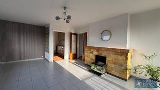 Square Estate offers you this charming flat located on the 3rd and top floor of a small building without a lift in Wemmel. This flat has a living...