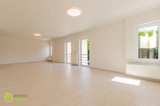 <h1><span>Ruim totaal gerenoveerd appartement van 119 m² met terras, staanplaats en garage te Appels bij Dendermonde</span></h1><h1><span> </span></h1><p><span>Op een uitstekende locatie aan de stadsrand van Dendermonde te Appels bevindt zich in deze kleine Residentie van 3 eenheden dit prachtig afgewerkte totaal gerenoveerd appartement in </span><span>2025 </span><span>met een bewoonbare oppervlakte van maar liefst </span><span>119 m²</span><span>. Gelegen in een kleinschalige residentie met slechts 3 wooneenheden, geniet u hier van een rustige woonomgeving met beperkte gemeenschappelijke kosten (</span><span>geen syndicus</span><span>).</span></p><p><span> </span></p><p><span>De ligging is bijzonder gunstig: op wandelafstand van het winkelcentrum (stad Dendermonde), de Schelde waar je de mooie fiets en wandelroutes hebt (Sint-onolfsdijk).</span></p><p><span> </span></p><p><span>Het appartement is gelegen op de eerste verdieping en omvat een inkomhal met gastentoilet, een lichtrijke woon- en leefruimte met open keuken, een praktische berging/wasplaats met condensatieketel, twee slaapkamers en een ingerichte badkamer met mooie inloopdouche en meubel, alsook biedt dit appartement een aangenaam zonnig terrasje. Geen lift aanwezig.</span></p><p><span> </span></p><p><span>De woning wordt verwarmd via centrale verwarming op aardgas met een condensatieketel. Alle ramen zijn recent vernieuw alsook in </span><span>2026 </span><span>en voorzien van dubbele beglazing, wat resulteert in een gunstige EPC-score van </span><span>166kWh/m² jaar (Label B)</span><span>, deze EPC dateert van voor de vernieuwingen in </span><span>2026</span><span>, dus met de nieuwe ramen, zonnepanelen en nieuwe cv ketel zou dit appartement nog een betere energie score moeten gaan.</span></p><p><span> </span></p><p><span>Extra's:</span></p><ul><li><span>gemeenschappelijke autostaanplaats is </span><span>inbegrepen</span><span> in de prijs. </span></li><li><span>aankoop van een garage aan </span><span>€ 30.000 euro.</span></li><li><span>Elektrische keuring </span><span>CONFORM</span><span>.</span></li><li><span>13 zonnepanelen "Solar Black glass" </span><span>met een totaal vermogen van</span><span> 5915 WP </span><span>.</span></li><li><span>Geen gemeenschappelijke kosten dankzij kleinschalige residentie en geen syndicus aanwezig is.</span></li><li><span>U kan genieten van een verlaagd tarief van 2% registratierechten voor wie dit de enige eigen woning betreft. </span></li></ul><p><span> </span></p><p><span>Kom dit uniek appartement ontdekken en ervaar zelf de ruimte en het wooncomfort dat het te bieden heeft op deze top locatie.</span></p><p><span> </span></p><p><span>Contacteer ons voor een bezoek via 052/55.55.55 of <span>info@immotwins.be</span></span><span> - <span>www.immotwins.be</span></span><span> </span></p><p><span> </span></p>