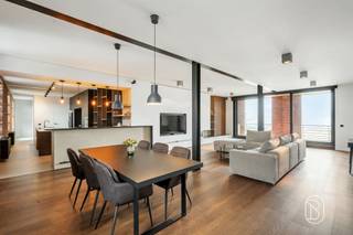 Te koop: exclusieve loft met ruim terras en zwemvijver in GentAan de rand van het Gentse stadscentrum bevindt zich deze exclusieve loft in residentie Hof ter Dampoort. Hedendaagse architectuur, royale raampartijen en een bijzondere buitenomgeving met zwemvijver en daktuin zorgen hier voor een unieke woonbeleving.Wat maakt deze loft uniek?Via de inkomhal bereikt u de volledig uitgeruste open keuken, die naadloos aansluit op de ruime leefruimte. De gashaard zorgt voor extra sfeer, terwijl de grote raampartijen een prachtig zicht bieden op de zwemvijver. De loft beschikt over 2 slaapkamers, met centraal een ruime badkamer die beide kamers met elkaar verbindt. Daarnaast bestaat de mogelijkheid om een parkeerplaats aan te kopen, uitgerust met een eigen stopcontact en teller voor het opladen van onder meer een elektrische wagen. Voor wie is dit ideaal?Ideaal voor liefhebbers van architectuur en eigentijds stadswonen die op zoek zijn naar een exclusieve loft met buitenruimte op een gunstige ligging nabij het centrum van Gent.Meer info of bezoek via flore@immobeguin.beTe koop via Immo Beguin, jouw vastgoedexpert sinds 2009, met kantoren in Ronse, Waregem, Kortrijk, Deinze, Doornik, Lessines, Moeskroen en Nieuwpoort.