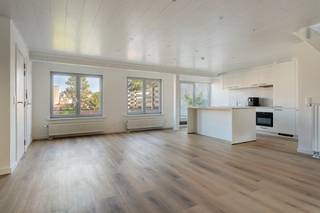 Ben jij nu op zoek naar een duplex-appartement met 2 slaapkamers dat gelegen is op de bovenste verdieping en recent werd gerenoveerd. <br />Dit appartement beschikt over een EPC B en conforme elektrische keuring. <br /><br />De ligging in het centrum van Lokeren zorgt ervoor dat winkels, horeca, scholen en openbaar vervoer vlot bereikbaar zijn.<br /><br />Indeling:<br />- Open leefruimte met nieuwe keuken<br />- Badkamer met douche, toilet en lavabo<br />- Ruim terras<br />- Technische ruimte<br />- 2 slaapkamers<br /><br />Troeven:<br />- Recent gerenoveerd<br />- 2 slaapkamers<br />- Gelegen op de bovenste verdieping<br />- Ruim terras<br />- EPC-label B<br />- Elektrische installatie conform<br />- Asbestveilig<br />- Centrale ligging in Lokeren<br /><br />Het appartement is volledig instapklaar en kan zowel als eigen woning als investering worden gebruikt.<br /><br />Interesse in dit appartement?<br />Neem rechtstreeks contact op met Robbe via 0498 26 28 49 voor meer informatie of een bezoek.