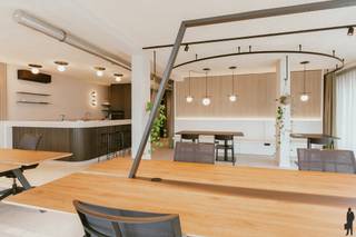 Coworking/kantoorruimte te huur nabij Hoogstraten centrum.In een aangename en professionele omgeving bieden wij coworking-desks aan in een gedeeld...