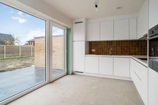 In het landelijke Beerst (deelgemeente van Diksmuide), huisvest deze instapklare nieuwbouwwoning. Deze bevindt zich op wandelafstand van de...