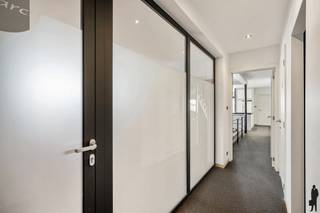 <p><strong>Instapklare, energiezuinige halfopen woning met ruim bijgebouw (60 m²) te Nieuwmoer- Kalmthout</strong><br />Deze ruime en technisch uitstekend uitgeruste halfopen woning beschikt over 3 slaapkamers, een volledig afgewerkte zolderverdieping die kan dienen als 4e slaapkamer, een aparte bureau/praktijkruimte met eigen ingang, een ruime kelder en een groot bijgebouw van 60 m². Verder geniet de woning van een zuidoostgerichte tuin met terras, een carport, berging en automatische poort en parkeermogelijkheden voor meerdere wagens.</p>
<p><strong>Gelijkvloers :<br /></strong>- inkomhal met technische kast, vestiaire en gastentoilet met handenwasser<br />- volledige gelijkvloers voorzien van vloerverwarming<br />- aparte bureaukamer met vast bureaumeubel, schuifdeur én aparte ingang<br />- ruime leefruimte met zitput en gashaard<br />- Eetkamer met schuifraam naar de tuin<br />- Open keuken voorzien van inductievuur, ijskast, vaatwasser van ± half jaar oud en combi-oven<br />- ruime berging/bijkeuken met spoelbak, aansluiting voor wasmachine en droogkast en mogelijkheid van een douche<br />- buitendeur in de berging met vliegenraam<br />- toegang tot de kelder via de berging<br /><br /></p>
<p><strong>Kelder <br /></strong>- Ruime kelder met veel opbergmogelijkheden</p>
<p><strong>1ste verdieping :<br /></strong>- Master slaapkamer met ingemaakte dressing ook hier is een schuifraam met hor naar het dakterras.<br />- Ruime badkamer met inloopdouche, ligbad, toilet en dubbele lavabo<br />- 2 bijkomende slaapkamers<br />- lichtrijke hal met Veluxraam voorzien van rolluik op zonne-energie</p>
<p><strong>2de verdieping :<br /></strong>- volledig afgewerkte zolderverdieping met veel lichtinval. Deze is voorzien van zowel airco als radiatoren en veluxramen met zonsverduistering en vliegenramen.<br />- technische ruimte</p>
<p><strong>Tuin :</strong><br />- Zuidoostgerichte tuin met terras.<br />- Grote oprit met automatische poort, carport en aparte berging/ tuinhuis.<br />- Buitenkraantje aanwezig zowel vooraan als achteraan de woning.<br />- Ruim bijgebouw achteraan de tuin (60 m²) met plaats voor 2 autostaanplaatsen.</p>
<p><strong>Bijzonderheden:<br /></strong>- 14 zonnepanelen<br />- centraal stofzuigsysteem<br />- domoticasysteem <br />- alarmsysteem<br />- overal warmtepomp airco ( koud en warm - lucht-lucht) behalve badkamer<br />- vloerverwarming op gas<br />- waterontharder<br />- regenwaterput van 10.000L (toiletten en wasmachine aangesloten)<br />- overal rolluiken <br />- veel parkeergelegenheid<br />- Ketel 2025<br />- Elektriciteit is conform</p>