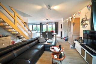 Dit aangenaam en ruim appartement is gelegen in een rustige woonstraat in het centrum van Oosteeklo met alles vlakbij en waar het landelijk...