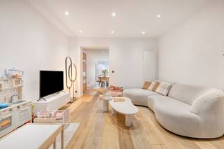 This is a beautiful semi-detached building located on a very spacious plot (550m²). The house has not only been aesthetically renewed, but...