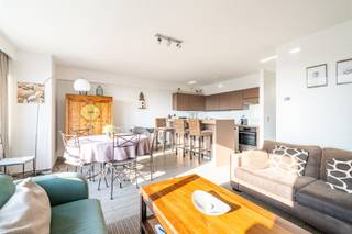 Penthouse en duplex avec 2 chambres et une grande terrasse ensoleillée, avec vue latérale sur la mer et vue dégagée sur le Zoute.<br /><br />Depuis le hall d'entrée avec toilettes invités et vestiaire, vous accédez à l'agréable espace de vie. Celui-ci se compose d'une cuisine ouverte entièrement équipée, d'un coin repas et d'un coin salon confortable, tous bénéficiant d'une belle vue latérale sur la mer. À ce niveau se trouvent également la première chambre avec des armoires encastrées pratiques, ainsi qu'une salle de bains séparée avec baignoire et lavabo.<br /><br />L'étage supérieur abrite la deuxième chambre avec sa propre salle de douche, équipée d'une douche, de toilettes et d'un lavabo. À côté se trouve la terrasse ensoleillée exceptionnellement spacieuse où vous pouvez profiter en toute tranquillité d'une vue latérale sur la mer et d'un magnifique panorama sur le Zoute.<br /><br />L'appartement dispose d'une cave privée dans la résidence. <br />Possibilité d'acheter un garage fermé.