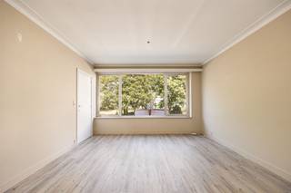 <p><span>Ontdek dit op te frissen appartement met 2 slaapkamers in een rustige, strategische buurt van Deurne, vlakbij winkels, openbaar vervoer en invalswegen.</span></p><p><span> </span></p><p><span>Dit appartement bevindt zich op de eerste verdieping van een verzorgd gebouw. Via de inkomhal kom je in de ruime en lichtrijke leefruimte terecht. Vooraan bevindt zich de praktische keuken, voorzien van de nodige toestellen. De leefruimte biedt voldoende plaats voor een gezellige zithoek met aansluitend een eetgedeelte.</span></p><p><span> </span></p><p><span>Aan de achterzijde zijn er twee volwaardige slaapkamers, waarvan één toegang heeft tot het achterliggende terras. De badkamer is uitgerust met een douche, badkamermeubel met spiegelkast en toilet. </span></p><p><span> </span></p><p><span>Troeven:</span></p><ul><li><span>Op te frissen maar per direct bewoonbaar</span></li><li><span>Twee ruime slaapkamers</span></li><li><span>Terras achteraan</span></li><li><span>Gelegen op de eerste verdieping</span></li><li><span>Gunstige ligging nabij winkels, scholen, openbaar vervoer en invalswegen</span></li></ul><p><span> </span></p><p><span>Ideaal starters- of investeringsappartement</span></p><p><span> </span></p><p><span>Interesse in dit appartement met tal van mogelijkheden?</span><span> Neem contact op via <span>michael.finkelstein@urbainvastgoed.be</span></span><span> of bel 03 501 97 16 voor meer info of een bezoek.</span></p><p><span> </span></p><p><span>Bodemattest en stedenbouwkundige inlichtingen in aanvraag.</span></p>