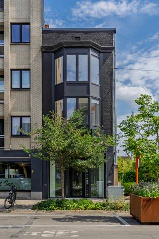 LIGGINGGelegen in één van de drukst bezochte winkelstraten van Dendermonde, vind je deze instapklare handelswoning met woonst, ideaal voor wie wonen...