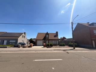 <strong>Villa met 3 slaapkamers op rustige ligging.<br /><br />Indeling</strong><br />gelijkvloers: inkomhal met gastentoilet, lichtrijke leefruimte met zithoek en eetplaats, keuken, garage, veranda en tuinhuis<br />eerste verdiep: drie ruime slaapkamers, badkamer en praktische opbergzolder.<br /><br /><strong>Troeven:</strong>
<ul><li>rustige ligging</li><li>verwarmde veranda</li><li>30 zonnepanelen(5,7Kwh piek)</li><li>conforme elektriciteit</li><li>ruime oprit</li><li>airco in alle slaapkamers + living (kan ook warmen)</li><li>epc C</li></ul>