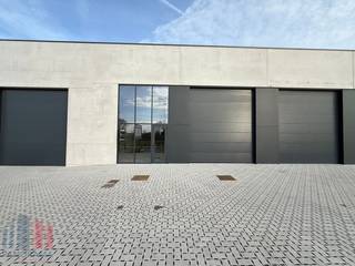 Ruime KMO-unit of showroom van 276 m² met 2 eigen parkeerplaatsen. Deze unit is ideaal voor bedrijven die een zichtlocatie zoeken om hun...