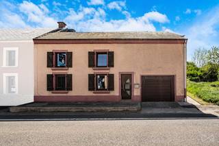<p><span>WE Invest Sud Luxembourg biedt deze charmante halfopen woning aan, ideaal gelegen in Aubange, vlak bij de Luxemburgse en Franse grens en dicht bij alle voorzieningen. Deze woning biedt een praktische en aangename leefomgeving voor een gezin.</span></p>
<p><span>Bij het binnenkomen ontdekt u een ruime en lichtrijke inkomhal die leidt naar een gezellige leefruimte bestaande uit een lichte woonkamer en eetkamer. De aangrenzende, volledig vernieuwde keuken is functioneel ingericht en voorzien van een centraal kookeiland, ideaal voor gezellige momenten.</span></p>
<p><span>Op het gelijkvloers bevinden zich eveneens een gastentoilet, een wasruimte en een garage voor één wagen. Dankzij de mezzanine met hoge plafonds biedt deze garage extra mogelijkheden.</span></p>
<p><span>Vanuit de keuken geniet u van een open zicht op de volledig omheinde tuin met zuidgerichte oriëntatie en het aangename terras, perfect om van zonnige dagen te genieten.</span></p>
<p><span>Op de eerste verdieping geeft de nachthal toegang tot drie ruime slaapkamers en een douchekamer met douche, toilet en lavabo.</span></p>
<p><span>De zolderverdieping biedt bijkomende bergruimte, ideaal voor dagelijks gebruik.</span></p>
<p><span>Technische kenmerken: driedubbele beglazing, elektrische rolluiken aan de achterzijde, conforme elektriciteit tot 2045, centrale verwarming op mazout met VIESSMANN-ketel van 2014, KI: €889, EPC: E.</span></p>
<p><span>Voor meer informatie of een bezoek:</span><br /><span>📞 +32 (0)63 33 00 69</span><br /><span>📧 </span><span>sud.luxembourg@weinvest.be</span></p>