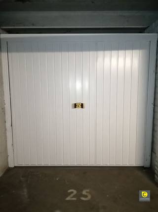 Ondergrondse garagebox te Fruithoflaan Het is een ruime garagebox (nr. 25), voorzien van enkele wandplanken voor bijkomende...