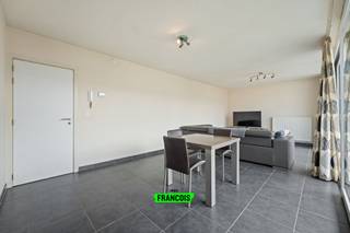 Dit prachtige appartement, gelegen in de residentie 'BLOEMFONTEIN' geniet van een centrale locatie in een hedendaags gebouw (bouwjaar 2015) naast de Markt en aan de Jachthaven. We hebben een open zicht aan de achterzijde met een terras die op de binnentuin uitkijkt.<br /><br />Het appartement met een oppervlakte van 86 m² is gelegen op de eerste verdieping die we zowel met de lift alsook met de trap kunnen bereiken. We worden verwelkomt in de ruime inkomhal die uitgeeft op de ruime woonruimte met zuidgericht (zonne)terras. De open, ingerichte keuken sluit mooi aan op deze woonruimte. In de hal treffen we een vernieuwde badkamer met grote inloopdouche en dubbele wastafel. Het toilet begeeft zich in een aparte ruimte. We onderscheiden verder twee grote slaapkamers en een aparte berging. <br /><br />Als extra troef is er een gemeenschappelijke fietsenberging op de gelijkvloers verdieping van de residentie. <br /><br />Uiteraard wordt het appartement gekenmerkt door z'n uitermate gunstige EPC score (Label A) en werd de elektrische installatie conform de nieuwe wetgeving gekeurd. <br /><br />Plan uw bezoek meteen in!<br /><br />