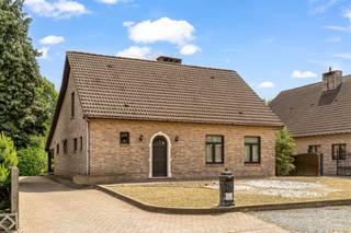 Zeer ruime woning (380 m²) met 4 slaapkamers gelegen op zonnig georiënteerd perceel van 12a70ca te Beverlo. Belangrijkste troeven:- Rustige ligging...