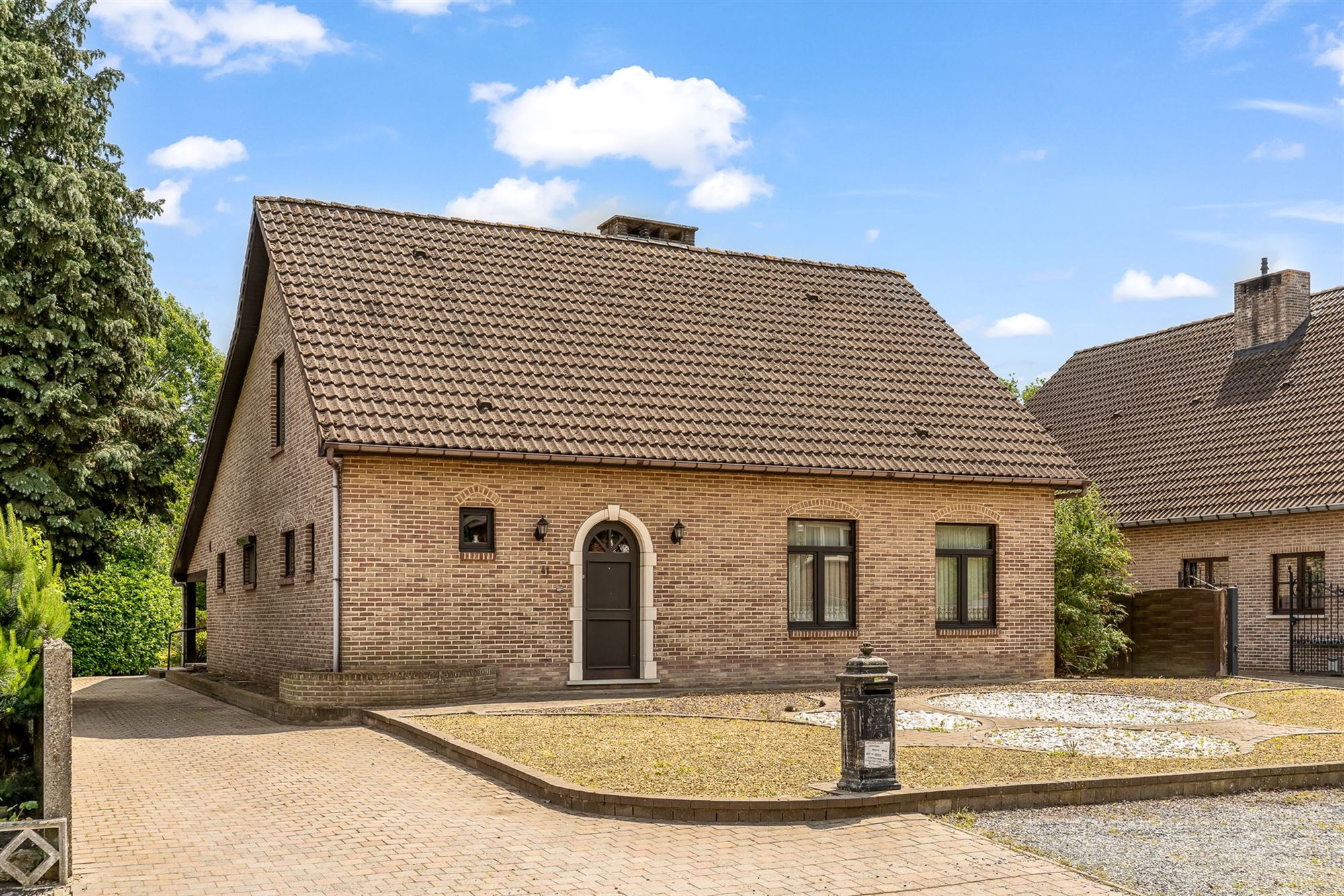 ZEER RUIME WONING (380M²) MET 4 SLAAPKAMERS GELEGEN OP EEN ZONNIG GEORIËNTEERD PERCEEL VAN 12A70CA TE BEVERLO - foto 1