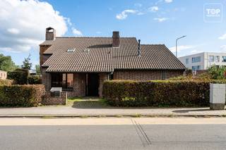 <p>Deze woning in Waregem is gunstig gelegen, op een aangename locatie met een vlotte verbinding naar het centrum en de belangrijkste invalswegen. Winkels, scholen en andere dagelijkse voorzieningen bevinden zich op korte afstand.</p>
<p>De architecturale woning biedt heel wat ruimte en mogelijkheden voor wie op zoek is naar een karaktervolle woning die volledig naar eigen smaak gerenoveerd kan worden.</p>
<p>Bij het binnenkomen bevinden zich verschillende afzonderlijke, polyvalente ruimtes. Deze zijn ideaal voor wie een praktijk, kantoor of werkruimte aan huis zoekt.</p>
<p>De leefruimte bestaat uit een gezellige zithoek en een eetruimte. Aansluitend bevindt zich de keuken. Verder beschikt de woning over een bijzondere inpandige patio die mee het architecturale karakter van de woning bepaalt.</p>
<p>Ook aan praktische ruimte is er geen gebrek. Zo is er een dubbele garage en biedt de kelder nog heel wat bijkomende stockage- en bergruimte.</p>
<p>Op de eerste verdieping bevinden zich vier afzonderlijke slaapkamers en een badkamer, uitgerust met een douche en dubbele lavabo.</p>
<p>Beschikbaar bij akte<br /><br />Contacteer Top Vastgoed voor een bezoek: 0475 700 700.</p>