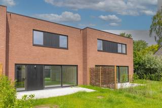 LIGGINGDit nieuwbouwproject langs de Cooppallaan, vlakbij het centrum van Wetteren, biedt 9 energiezuinige woningen in een hedendaagse architecturale...
