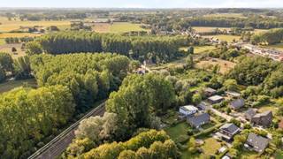 In het begeerde Merelbeke-Melle presenteren wij met trots deze uitzonderlijke bouwgrond, ideaal voor het realiseren van een exclusieve open bebouwing. Deze ruime kavel, met een oppervlakte van 1.537 m² biedt een zee van mogelijkheden om een architecturaal meesterwerk neer te zetten dat perfect aansluit bij uw persoonlijke woonvisie.<br /><br />De royale perceelbreedte en diepte laten toe om een luxueuze villa te ontwerpen met oog voor licht, ruimte en privacy. Hier creëert u niet enkel een woning, maar een levensstijl waar comfort, natuur en exclusiviteit hand in hand gaan.<br /><br />Merelbeke-Melle staat bekend om zijn uitstekende bereikbaarheid en evenwichtige mix van rust en dynamiek. Op slechts enkele minuten vindt u scholen, winkels en verbindingswegen richting Gent en verder, terwijl u thuis volop geniet van een groene en serene woonomgeving.<br /><br />Deze bouwgrond is de perfecte keuze voor wie op zoek is naar een prestigieuze plek om een droomwoning te realiseren, in harmonie met zowel de omgeving als de hedendaagse woonbehoeften.<br /><br />Er zijn twee loten beschikbaar.