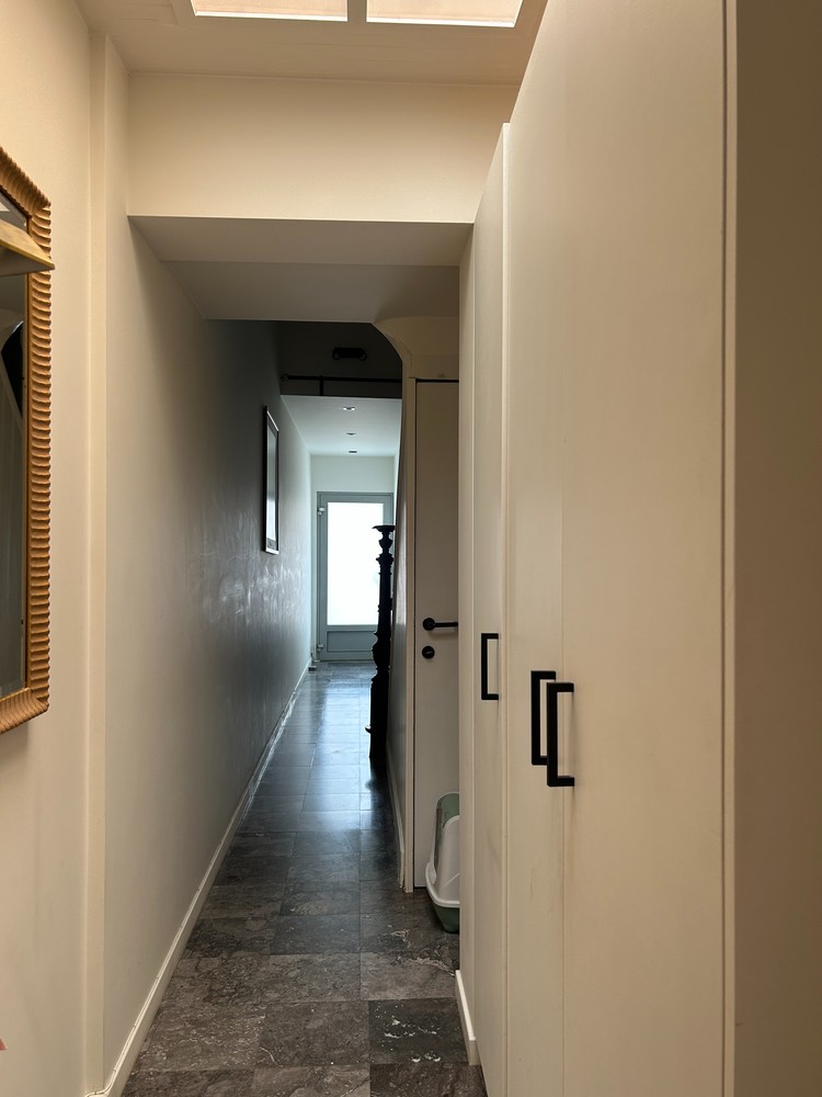 Instapklare rijwoning met 4 à 5 slaapkamers en een inpandige garage , patio en tuin ideaal gelegen nabij alles! - foto 5