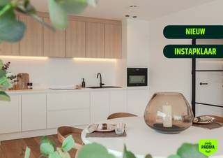 Nieuw afgewerkte appartementen op een rustige locatie met panoramisch zicht op groen en duinen<br /><br />In dit vernieuwde residentiële project werd een bestaand pand volledig herwerkt tot moderne en lichtrijke appartementen met een hedendaagse uitstraling. Bij de heropbouw lag de focus op comfort, duurzame afwerking en een aangenaam ruimtegevoel, waardoor elk appartement klaar is voor jarenlang zorgeloos woonplezier.<br /><br />Dankzij de grote glaspartijen geniet u overal van een overvloed aan natuurlijk licht en een prachtig open uitzicht op het omliggende natuurgebied en de duinen. De combinatie van rust, licht en kwalitatieve materialen zorgt voor een aangename en stijlvolle woonomgeving.<br /><br />Binnenin beschikt het appartement over een praktische berging met voorzieningen voor wasmachine en droogkast. De badkamer werd modern ingericht met een ruime douche, lavabo met kastruimte, verlichte spiegel en handdoekradiator voor extra comfort.<br /><br />Bewoners kunnen bovendien genieten van een gemeenschappelijk zwembad en een handige fietsenberging, wat het vakantiegevoel het hele jaar door versterkt.<br /><br />Zowel geschikt als vaste woonst, comfortabele tweede verblijfplaats of interessante investering met aantrekkelijk verhuurrendement.<br /><br />Indeling:<br />Gelijkvloers: inkom – apart gastentoilet – praktische berging – badkamer met douche en lavabo – lichtrijke slaapkamer met uitzicht op groen – volledig uitgeruste keuken – leefruimte met toegang tot terras – gemeenschappelijk zwembad – mogelijkheid tot huren of aankopen van een parkeerplaats bij het gebouw.<br /><br />Pluspunten:<br /><br />- Veel natuurlijke lichtinval<br />- Moderne en kwalitatieve afwerking<br />- Rustige omgeving vlak bij natuur en duinen<br />- Zwembad en fietsenstalling aanwezig<br />- Ideaal als investering of tweede verblijf<br /><br />Meer info of een bezoek plannen?<br />Neem gerust contact op via 059 41 10 10 of mail naar info@immopadiva.be. Ook op zondag staan wij voor u klaar.