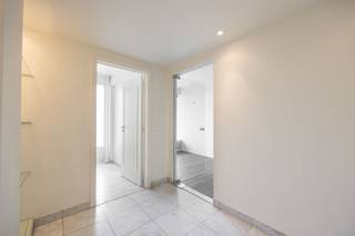 Welkom op de Fruithoflaan, waar ruimte, comfort en licht samenkomen in dit riante appartement van 158 m² op de 7e verdieping met lift. Ideaal...