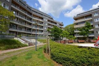 Residence "Laerbeek". Avenue Bourgemestre Etienne De Munter 15 in Jette. Recent apartment for rent. Located next to the Avenue De l'exposition in a green surroundings, close UZ Brussels VUB, public transportation. Entrance hall, sunny living room with open kitchen, fully equipped. WC, storage room, bathroom, 1 bedroom, southern terrace 7m ². 5th floor. Panoramic view. Lift. Basement. Underground parking space and cellar included. Condo fees 66 €. Available from 1.7.2020. Plan your visit: https://www.structura.be/fr/maison/id/1781108id/1781108/