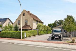 Dit magnifiek afgewerkt charmant landhuis is rustig gelegen, doch vlot bereikbaar, en biedt een prachtige tuin met recente serre, een groot...