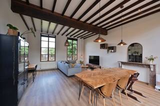 <p><span>Een prachtige herenwoning gelegen te Booischot. Nabijheid van Heist centrum, openbaar vervoer, scholen en lokale handelaars. Een woning waar karaktervolle, authentieke elementen hand in hand gaan met functionaliteit.</span></p><p><span>Deze woning werd compleet gerenoveerd met EPC score C dankzij de ramen dubbel glas, de centrale verwarming op aardgas met vernieuwde HR ketel 2022, de zonnepanelen en thuisbatterij, de airco units aanwezig in de slaapkamers en uiteraard de dakisolatie.</span></p><p><span>Elektriciteit werd conform gekeurd.</span></p><p><span> </span></p><p><span>Het gelijkvloers omvat een statige inkomhal die toegang biedt tot de woonkamer met hoge raampartijen en hoge plafonds waardoor u onmiddellijk ondergedompeld wordt in de charme van de woning. De functionele keuken voorzien van alle toestellen, de wasplaats en toiletruimte zorgen uiteraard voor het nodige comfort. </span></p><p><span>De 1</span><span><sup>ste</sup></span><span> verdieping geeft uit op een nachthal, 3 slaapkamers en een totaal vernieuwde badkamer voorzien van ligbad, inloopdouche en 2</span><span><sup>de</sup></span><span> toilet. Prachtig vernieuwd in de stijl en authenticiteit van de woning.</span></p><p><span>Het 2</span><span><sup>de</sup></span><span> verdiep werd volledig omgetoverd tot masterbedroom en extra berging kamer.</span></p><p><span>Via een valtrap krijgt u toegang tot de ruime bergingzolder.<br />Tevens geniet de woning nog een compacte kelderberging van 6m².</span></p><p><span>De verzorgd aangelegde voortuin biedt parkeergelegenheid voor meerdere wagens. De achtertuin is volledig afgeschermd, omheind en bijgevolg kind- en diervriendelijk. Hier zal u ongetwijfeld tot rust komen en vindt u de nodige privacy.<br /><br /></span><span>Samengevat, een pand met karakter dat beantwoordt aan de hedendaagse normen van comfort.</span><span><br /><br /></span><span>TROEVEN</span><span>:<br />- Authentieke elementen zoals de originele eiken trappenhal, de hoge plafonds, de grote raampartijen<br />- Geen renovatieverplichting dankzij gunstige EPC score<br />- Elektriciteit conform<br />- 4 slaapkamers<br />- dankzij de zolder veel berging mogelijkheden<br />- veel parkeergelegenheid voor de woning</span></p><p><span> </span></p><p><span>Adviesprijs is € 500.000. Contacteer Dupont Vastgoed voor meer informatie of een bezoek ter plaatse op 015/15 15 15.</span></p><p><span> </span></p>