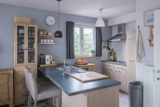 Licht op te frissen duplex appartement met zonneterras.Deze kleinschalige residentie bestaat uit slechts drie entiteiten en biedt een rustige...