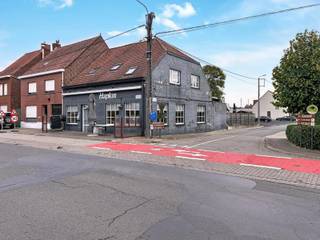 Gezellige horecazaak bestaande uit een restaurant met +-50 couverts, bar, bergruimte, keuken, droge kelder, sanitaire voorzieningen, groot terras...