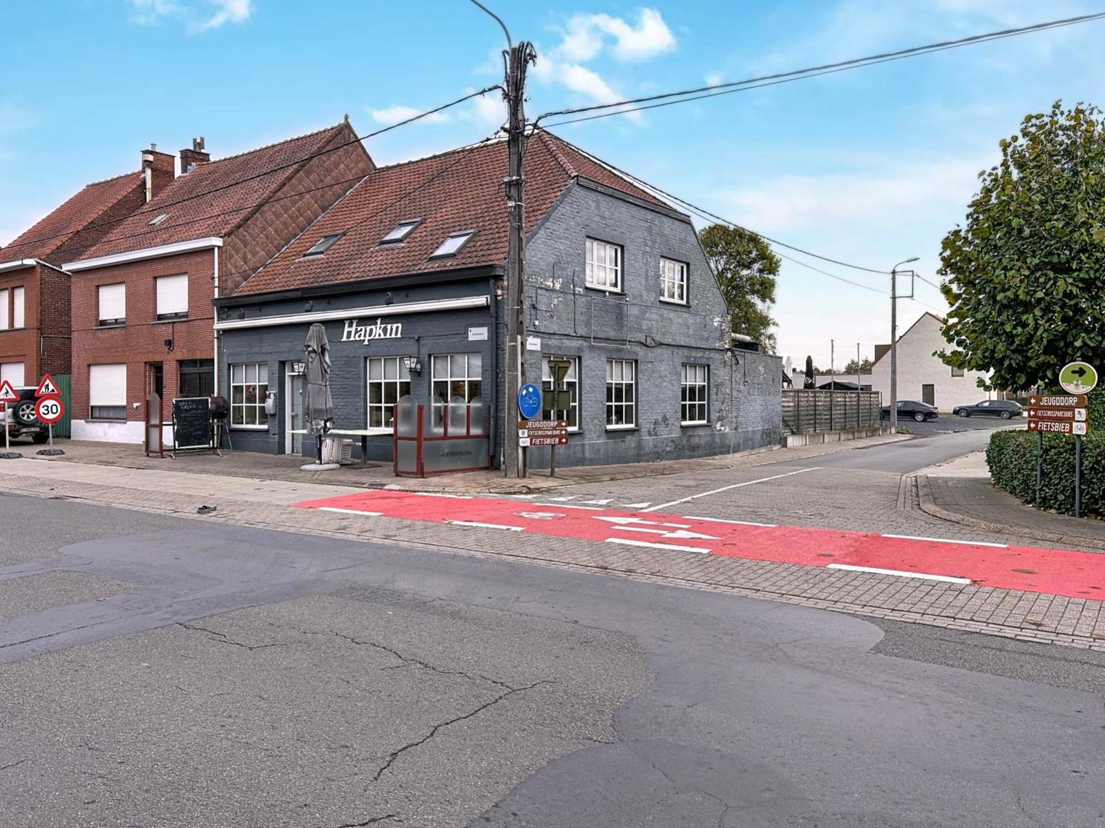 Horecapand op 674m² met woonst en grote parking - foto 1