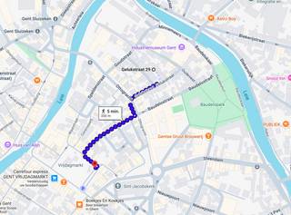 Te renoveren woning op toplocatie in hartje Gent<br /><br />In de Gelukstraat 29, een bijzonder rustige zijstraat van het Baudelopark en de Ottogracht, bevindt zich deze ruime woning boordevol mogelijkheden. Gelegen op wandelafstand van de Vrijdagsmarkt, combineert deze locatie het beste van twee werelden: de levendigheid van het stadscentrum en de rust van een aangename woonstraat.<br /><br />De woning dateert uit 1933 en heeft een bewoonbare oppervlakte van +-154m2. De indeling is als volgt: <br /><br />Op het gelijkvloers bevinden zich de garage, een zitruimte, een eetkamer en de keuken, die aansluit op een buitenruimte van circa 6 m². De trap zit dwars tussen de zitruimte en de eetkamer. Op de eerste verdieping zijn er momenteel twee slaapkamers en een badkamer. De tweede verdieping beschikt over een zeer ruime derde slaapkamer en een extra ruimte die na renovatie perfect kan dienen als tweede badkamer. Het platte dak op deze verdieping biedt bovendien de mogelijkheid om, mits de nodige vergunningen, een dakterras te creëren. Via een vaste trap bereikt men de zolderverdieping, die kan worden omgevormd tot een volwaardige vierde slaapkamer. Daarnaast is er nog een droge kelderruimte die extra opslagcomfort biedt.<br /><br />Op zoek naar een renovatieproject op een unieke locatie, dan is deze woning iets voor u.<br />Meer info en/of een bezoek?<br /><br />CONTACTEER LAURA op 0473 41 35 62 of via info@vicusvastgoed.be