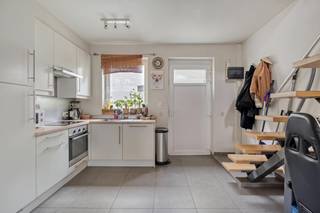 Trendy stadswoning (bouwjaar 2015) op een toplocatie, nabij de Grote Markt van Lier. Deze instapklare woning is gelegen in een kleine woonerfje van 4 gelijkaardige woningen, op het einde van een autovrij smal straatje, dat uitkomt op de Lisperstraat. Dit woonerfje is afgesloten met een rustiek poortje. <br /><br />De woning omvat;<br />- een lichte leefruimte met grote ramen<br />- een open ingerichte keuken<br />- een terras en tuintje<br />- een slaapkamer op de verdieping<br />- een ingerichte badkamer <br />- een ingerichte zolderkamer<br /><br />Tussen deze 4 woningen van het woonerfje ligt er een gezellige binnenkoer. Naast één van de woningen is er een plaats voorzien voor de afvalcontainers. Aan de achterkant heeft ieder zijn privatief stadstuintje. <br /><br />Er is tevens de mogelijkheid tot aankoop van een overdekte autostaanplaats, voor 29.000 euro, in het nabij gelegen parkeergebouw Centre Ville (die aankoop is niet verplicht). <br /><br />Ideaal voor wie gezelligheid en rust zoekt in de binnenstad.<br /><br />Interesse?<br />(ver-)Kopen of (ver-)huren in de Noorderkempen?<br />Met vragen kan u altijd bij ons terecht!<br />Dewaele Vastgoed<br /><br />Bestuursmaatregelen in het maatregelenregister: nee