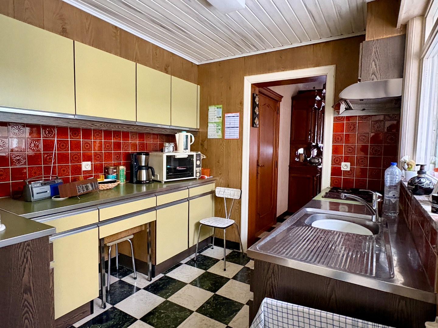 Woning met betonstructuur voorzien van garage, tuin en 3 slks te Kuurne. - foto 5