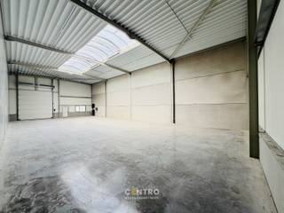 <u><strong>Benaderende bruto-AFMETINGEN: </strong></u><br />12m breed x 24,5m diep<br />2 parkeerplaatsen<br /><br /><u><strong>AFWERKING:</strong></u>
<ul>
<li>Stalen constructie. </li>
<li>Gevelwanden in geïsoleerde (10cm) sandwichpanelen met geïsoleerde (10cm) betonplint (op 1,4m hoog).</li>
<li>Geïsoleerde (4cm XPS) vloerplaat, zodat voldaan wordt aan de EPB-norm voor industriële gebouwen.</li>
<li>Gepolierde en gewapende betonvloer (15cm), in vakken gezaagd om krimpscheuren tot een minimum te herleiden.</li>
<li>Geïsoleerd (10cm PIR) plat dak (2 laagse dakverdichting) met centrale lichtstraat (dubbelwandige polycarbonaat platen), voorzien voor extra belasting van zonnepanelen 20kg/m2.</li>
<li>1 geïsoleerde, elektrische sectionaalpoort (h: 4,5m; b: 4m). </li>
<li>Afzonderlijke aluminium inkomdeur met raam, voorzien van aluminium schrijnwerk en hogerendementsbeglazing. </li>
<li>Vrije hoogte van 7m, muurhoogte: 7,91m. Mogelijkheid om een tussenverdiep te plaatsen!</li>
</ul>
<br /><strong>Brandklasse C:</strong> voldoet aan de strengste brandweernormen! Alle activiteiten mogelijk.<br /><br /><u><strong>NUTSVOORZIENINGEN:</strong></u><br />Alle voorzieningen zijn getroffen voor aansluiting van stadswater, elektriciteit (3 x 400V, 32A), internet. <br />Er is een gescheiden rioleringsstelsel voorzien voor afvoer regenwater en afvalwater. Per unit is een afvoer voorzien voor sanitaire module.<br />Per unit is er een RW-put van 5.000 liter voorzien. Deze regenput is voorzien van een aanzuigleiding socarex (1 per unit), exclusief pomp. <br /><br /><u><strong>BESTEMMING:</strong></u><br />De zone is bestemd voor kleine en middelgrote ondernemingen.<br />Géén kleinhandel en autonome toonzalen.<br /><br /><u><strong>LIGGING:</strong></u><br />Centrale ligging in West-Vlaanderen.<br />Op enkele honderden meters van N32 (Brugge-Roeselare)<br />Op enkele kilometers van autosnelwegen E403/E40.<br /><br /><u>* Bijzonderheden:</u><br />- De maandelijkse vergoeding is exclusief btw (21%), gemene kosten en onroerende voorheffing.<br />- Onze referentie op www.centro.be: <strong>P0189</strong>