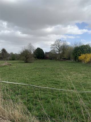 La superficie mise en vente a été adaptée à 23 ares. Ce terrain à bâtir est situé à larrière de la maison Rue Longue 118 à Piétrain,avec un accès par...