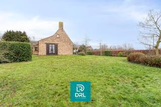 In de gegeerde woonomgeving van Sint-Michiels bevindt zich deze degelijk gebouwde villa (1986), gelegen op een ruim perceel van 1.130 m². De...